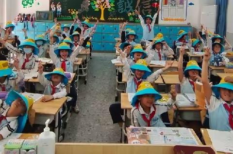 “好书推荐，快乐共享”——记滨九美丽沙分校二（1）班课前好书推荐活动（第三周）