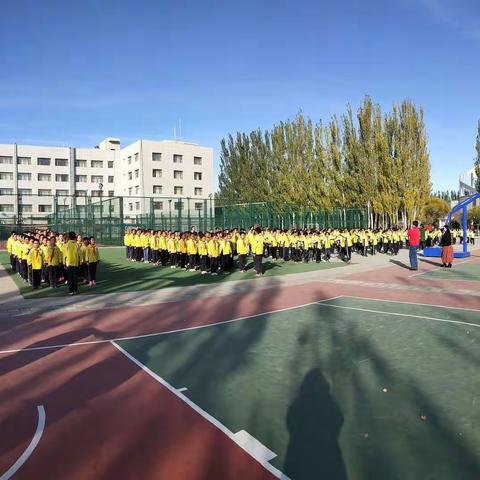 玉门市第二小学四年级组阳光体育队列队形展示活动纪实