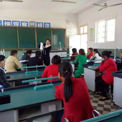 师生共布置 家校共评比