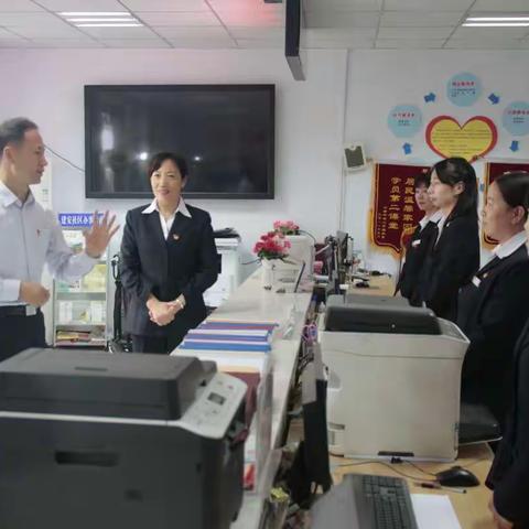 区委常委、组织部长申健民一行3人莅临建安社区检查指导远程教育工作