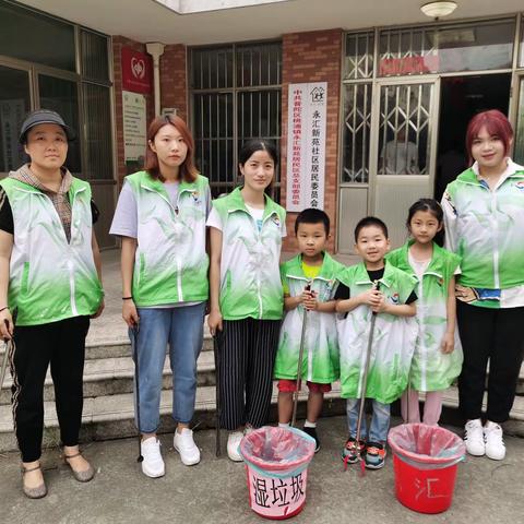 联建小学师生进社区开展“垃圾不落地、垃圾要分类”活动