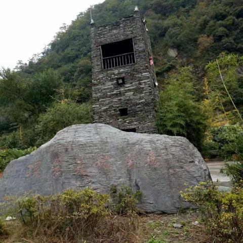 小寨子沟的秋天和冬天同时进行！