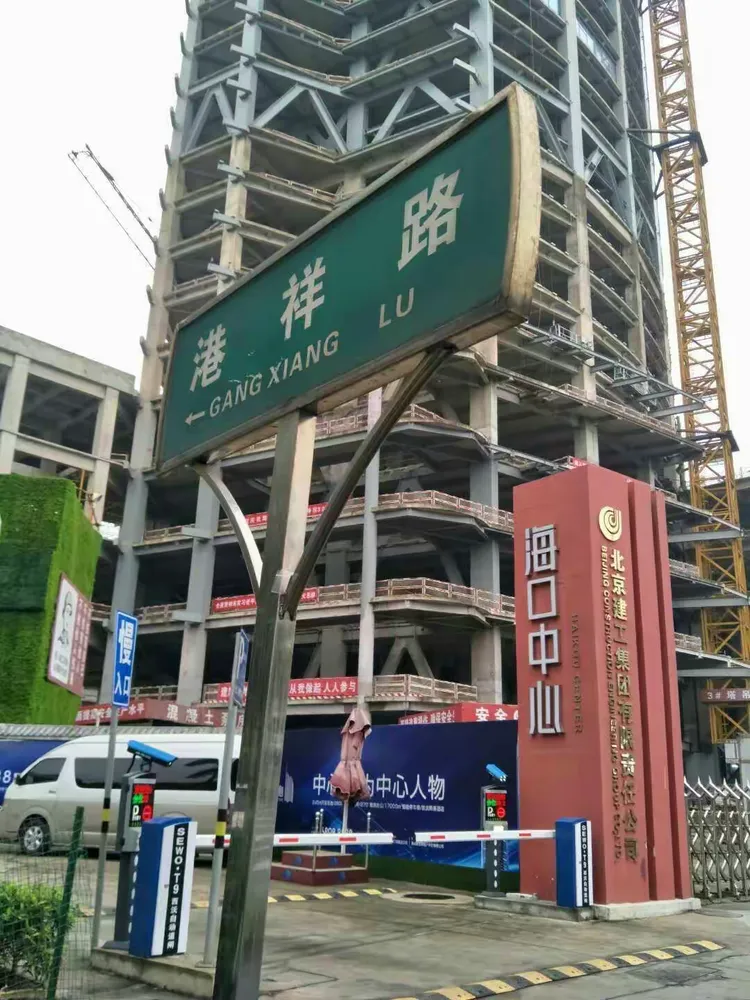 滨海大道(港祥路路标牌旁)路灯杆上有积尘.10:33整改前