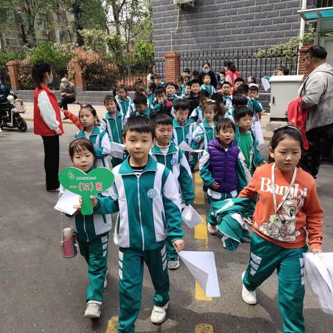 🌷春暖花开之时，万物复苏之季，孩童求学之路，家校携手共护——一年级（12）班墨香博览社家长路队执勤者🌷