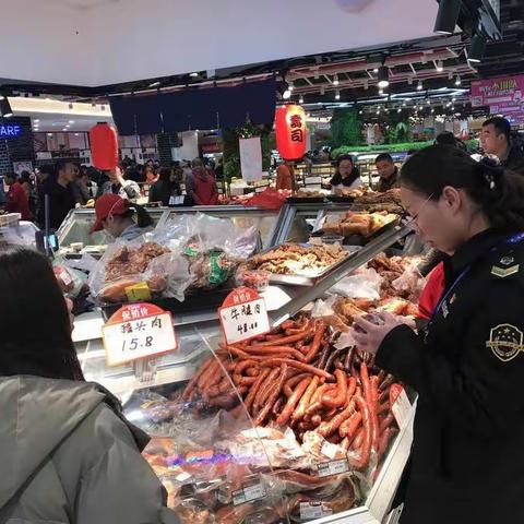 华灯初上年味浓 食药夜查不放松