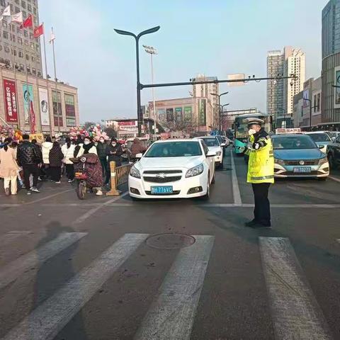 【节日我在岗 护平安 守团圆】市中交警全警全力开展元宵节道路交通安全管理工作