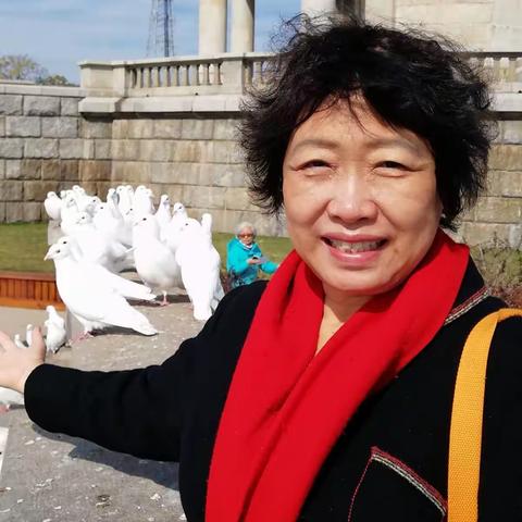 逝水流年。六十二年让生命走进这个年岁。青春己去只留夕阳西下，唯有脸上还有点笑容，但愿天长日久。