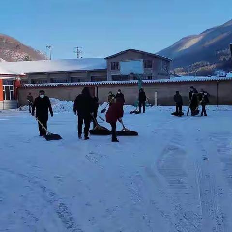 雪落知寒意，行动暖人心。——记十三道沟林场扫雪除冰活动。
