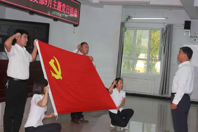 "缅怀老一辈 感悟新时代" 记那拉提镇中学党支部九月主题党日活动