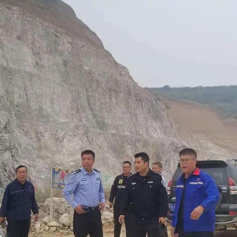 石柱派出所联合分局治安大队深入辖区矿山企业开展节前安全检查