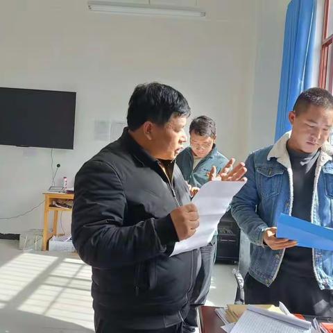 宁蒗彝族自治县第二中学党支部书记、校长卢大克对学校部分科室工作开展情况进行检查