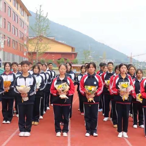 宁蒗彝族自治县第二中学举行第38个教师节学生向老师献花仪式
