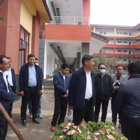 宁蒗县县委书记杨承新一行莅临宁蒗县第二中学看望慰问全体教师