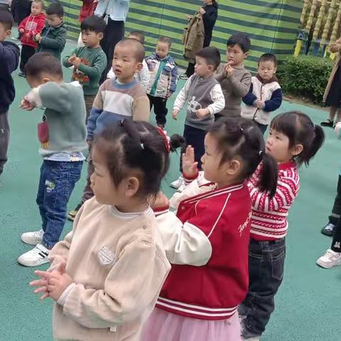 幼儿在幼儿园的活动。