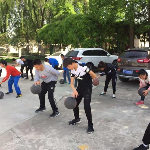 篮球一班活动展示！利用各种球性练习提高学生对篮球运动的兴趣！丰富学生的课余文化生活！