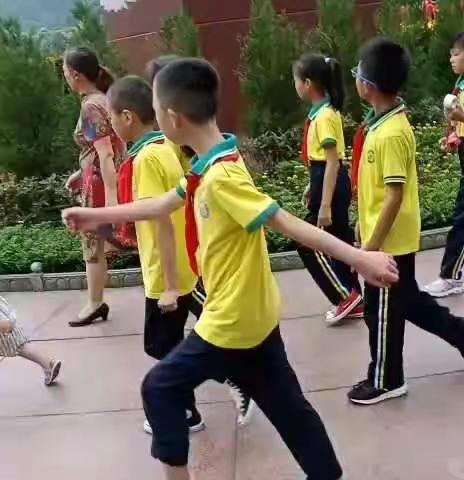 游伟人故里，彰显红色魅力。