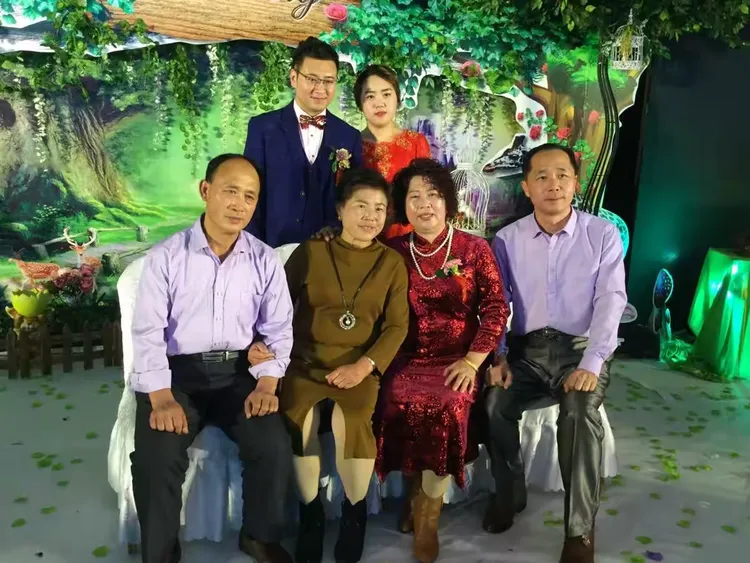 2017年10月22日于萌萌和叶青结婚的喜日，好亲好友前来祝贺🎉🍾️大明星邹正华和明星陈大顺也来贺喜