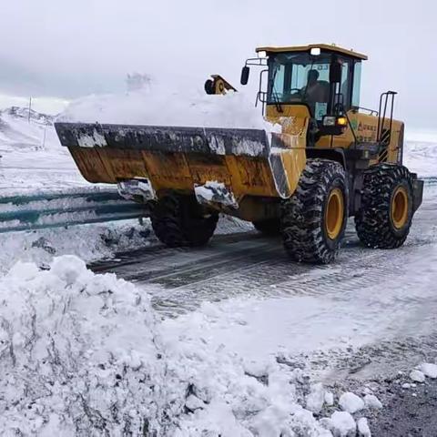 京新高速养护三标项目部全力迎战暴雪，确保安全畅通