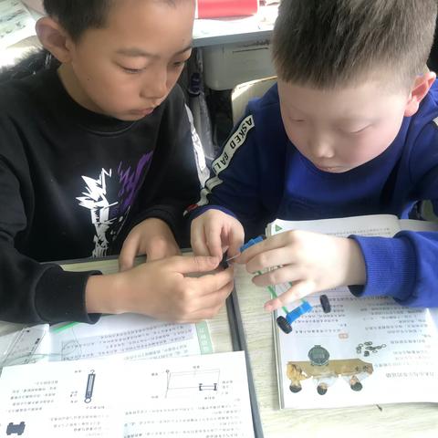 春城学校五年三班——《用橡皮筋作动力》