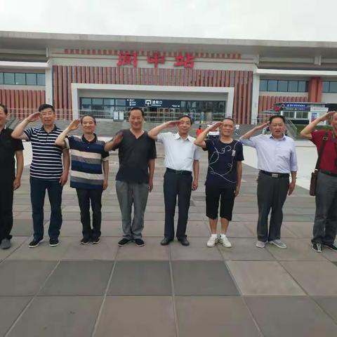 战友分别几十年，今日战友再相见。原新疆军区守备二师二营卫生所军医李培进与四川省阆中市老战友欢聚一堂……。