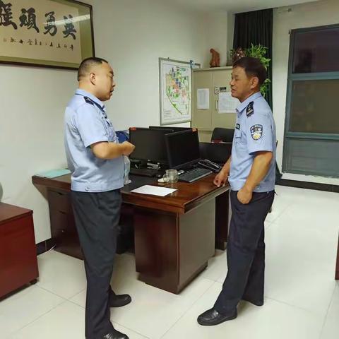 政秘科就分局值班加班情况进行夜间督导检查