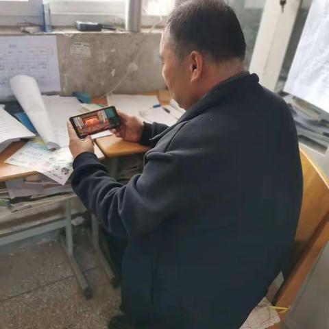 高庄小学全体教师观看二十大直播