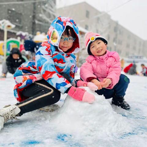 【幼小衔接之社会准备】初春雪漫漫 萌童乐翻天 ———新华区丽都幼儿园果二班稚童戏雪活动