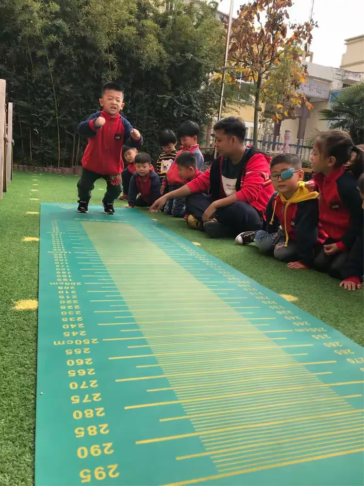 我们开始进行体能测试啦！立定跳远！