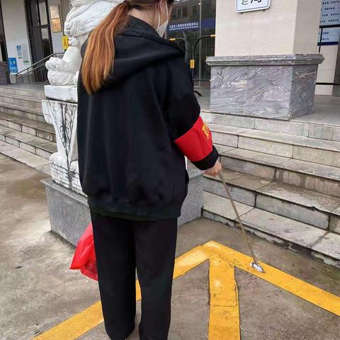 市行政审批服务局和市政务中心开展卫生责任区卫生整治工作（2022.11.9）