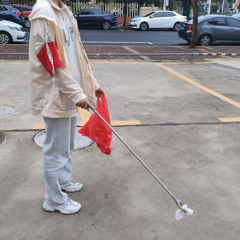 市行政审批服务局和市政务中心开展卫生责任区卫生整治工作（2022.11.21）