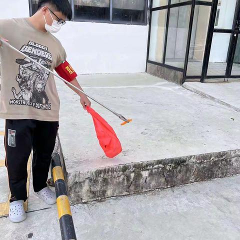 市行政审批服务局和市政务中心开展卫生责任区卫生整治工作（2022.11.25）