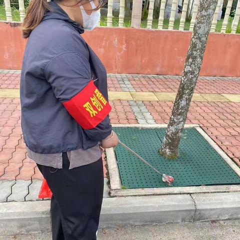 市行政审批服务局和市政务中心开展卫生责任区卫生整治工作（2022.11.19）