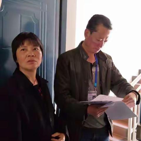 中心校李副校长协同食药局王所长到矣马白小学食堂进行安全检查