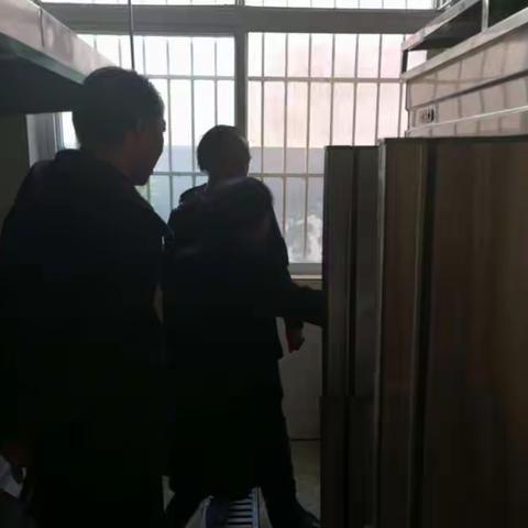 中心校李树丛校长协同食药所王所长到我校监督检查食堂