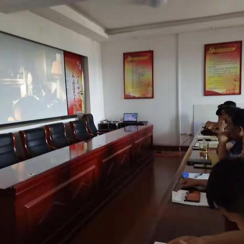 人社局组织观影学史活动