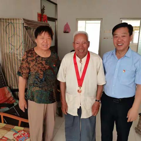 人社局“七一”前夕走访慰问老党员