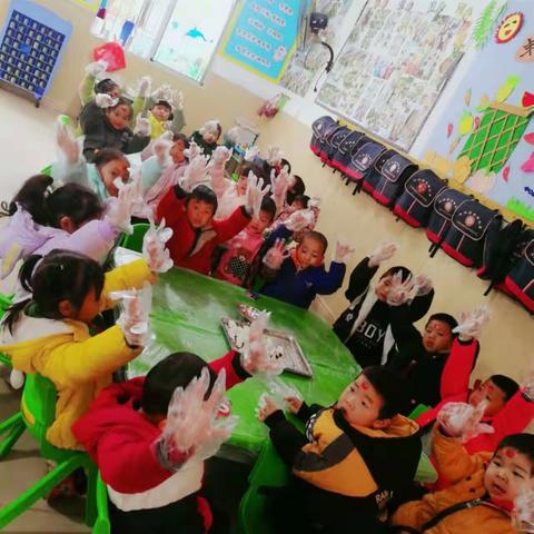 冷水劲松幼儿园的大朋友和小朋友相约冬至包饺子、做汤圆啦！祝大家冬至快乐！