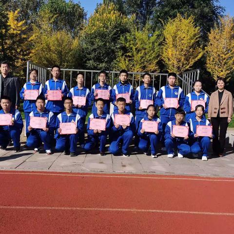 辽阳市一高中举行第7周升旗仪式暨原高一、高二年级优秀学生表彰大会