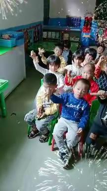 音乐律动，不仅可以加强宝贝对音乐的感受性，并且进而发展出更敏锐的听力。专注力和对音乐各要素觉察力。😁
