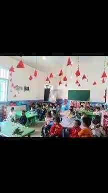科学小实验，《泡泡》段练幼儿动手操作的能力，在吹泡泡的游戏中。体验创造与成功的快乐，蒙发爱探索的积极情感。