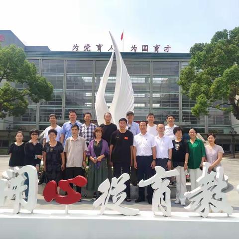 黄亚洲工作室14位书画家，进校园现场创作，80多幅作品感动师生