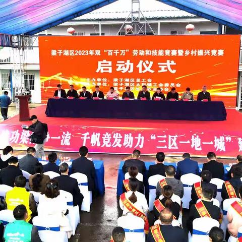 田间地头“大比拼”机械插秧秀技能