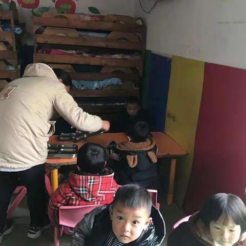 幸福陪餐，共享温馨-大拇指幼儿园陪餐活动