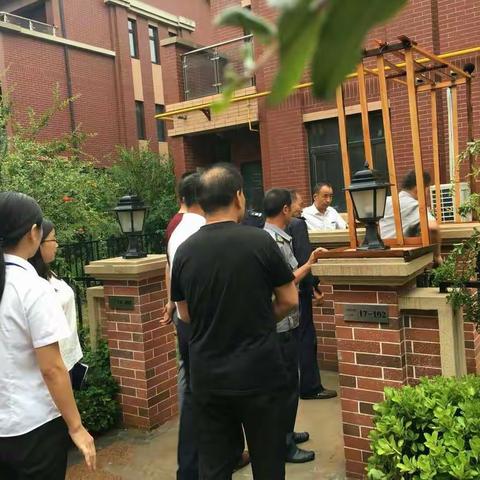 物业和社区配合对水半湾小院6-17#102业主乱搭乱建行为进行制止