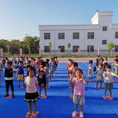 入学幼儿园中班“宝贝们的快乐成长记”