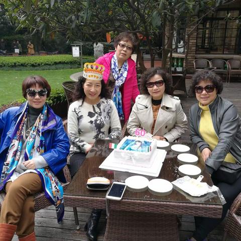 五朵金花一棵草，愿我们的友情永远都是彼此幸福快乐的陪伴。