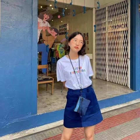 白T搭配裙装优雅又舒适