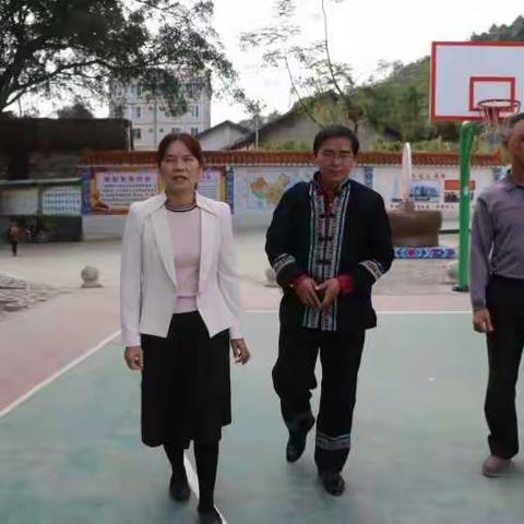送教下乡促提高，爱心捐赠送真情