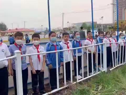 双城区第八小学四年一班课间劳作