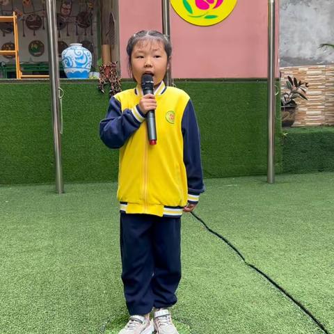 南方玫瑰幼儿园升国旗仪式之周柯辰